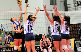 accion-sobre-la-red-en-el-juego-entre-san-jose-y-luque-voley-en-fpv-con-triunfo-del-primero-por-3-sets-a-2--221614000000-1599335.jpg