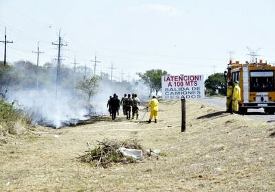 Bomberos voluntarios de Villa Hayes intentan sofocar el fuego que afectó un predio de gran extensión en Chaco’i.