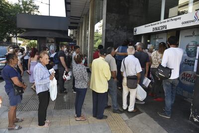 En el local de la Dirección Nacional de Correos del Paraguay (DINACOPA), sobre la calle 25 de mayo, el Banco Nacional de Fomento (BNF) entrega las tarjetas de débito a usuarios.