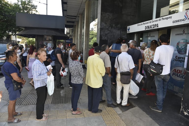 En el local de la Dirección Nacional de Correos del Paraguay (DINACOPA), sobre la calle 25 de mayo, el Banco Nacional de Fomento (BNF) entrega las tarjetas de débito a usuarios.