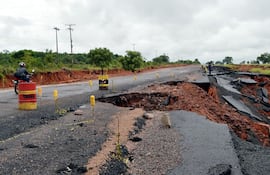 vista-actual-del-anterior-hundimiento-en-la-ruta-iii-que-sigue-con-via-alternativa-la-erosion-avanza-de-nuevo--214034000000-1425904.jpg