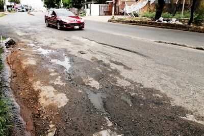 En Cacique Lambaré y Yakare Valija la mitad del  asfalto ya  desapareció.