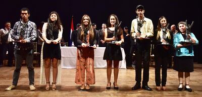 Los galardonados y a la derecha la madre de Víctor Genes Agüero, en su representación.