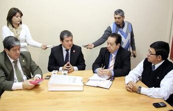 ljubetic-julio-duarte-luis-a-mauro-y-luis-salas-durante-la-reunion-que-mantuvieron-ayer-en-la-justicia-electoral--212309000000-549375.jpg