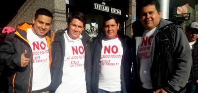 Funcionarios de Troche de Petropar con sus camisetas con la leyenda: “No al juicio político”.