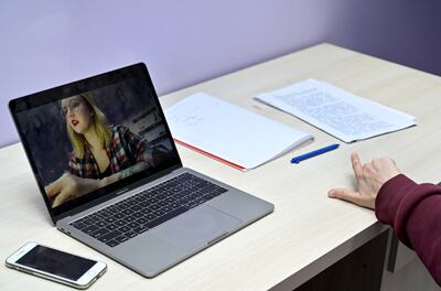 Hannah Ilina, quien enseña chino e inglés en diversas plataformas en línea, incluida  Preply, da clases desde su casa en el pequeño pueblo de Vyshneve, cerca de Kiev.