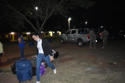 Las cinco mujeres fueron ubicadas en una camioneta junto a dos militares.