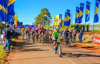 mas-de-400-competidores-entre-mujeres-y-hombres-participaron-en-la-quinta-edicion-del-trans-itapua-bike--221358000000-1615746.jpg