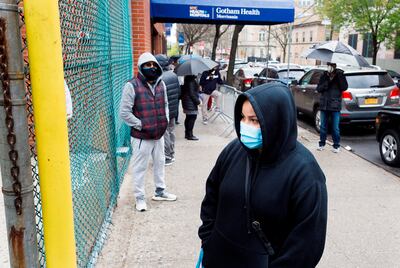 Ciudadanos esperan en filas, a veces hasta por cuatro horas, para realizarse una prueba de coronavirus, en el centro de salud Gotham, el martes 21 de abril de 2020, en el Bronx, en Nueva York (EE.UU).