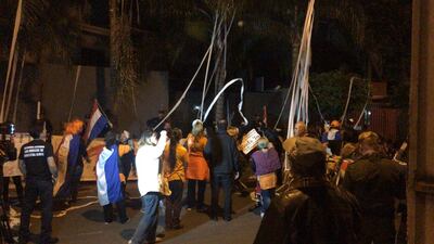 Escrache frente a la casa de Nicanor Duarte Frutos, en barrio Herrera.