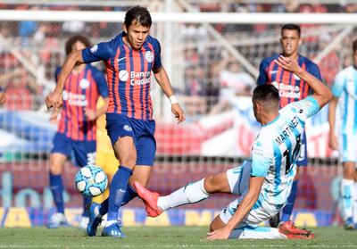 Uno de los gemelos, Ángel Romero que arrancó de titular ayer en San Lorenzo de Almagro, en acción ante Mauricio Martínez, autor del gol de Racing.