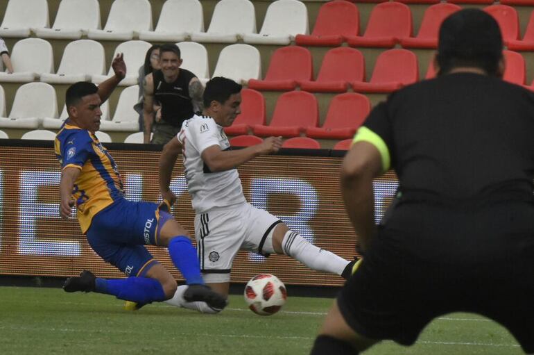 La intensa presión de Luqueño le impidió a Olimpia desplegar su fútbol habitual.