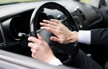 El mal uso de la bocina puede causar multas.