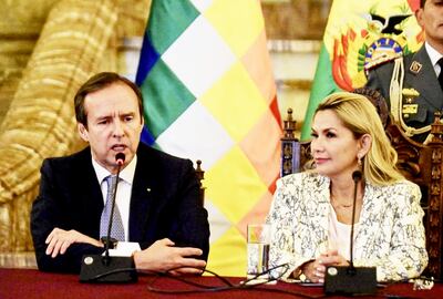 La presidenta interina de Bolivia, Jeanine Áñez, junto al expresidente Jorge Quiroga, quien fue nombrado para denunciar ante la comunidad internacional violaciones de derechos humanos durante los gobiernos de Evo Morales.