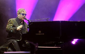 solo-con-su-piano-elton-john-dio-un-gran-concierto-en-el-yacht--191528000000-1031461.jpg