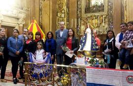los-paraguayos-rodean-la-imagen-de-la-virgen-de-los-milagros-de-caacupe-al-concluir-la-misa-de-accion-de-gracias-por-el-dia-de-la-madre-y-la-independ-200415000000-1461526.jpg