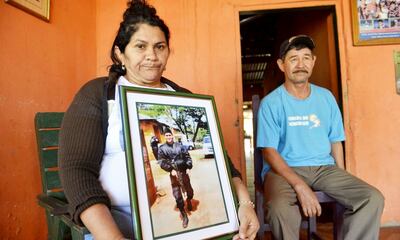 Obdulia Florenciano y Apolonio Morínigo sostienen una foto de su hijo, secuestrado hace casi 5 años por el EPP.