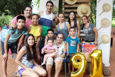Pablina González de Méndez cumplió 91 años el día de Año Nuevo, y lo celebró en su casa de Itá Ybaté, Villeta, rodeada de sus hijos Isabelino, Bernardito, Juana, Guillermina Hermenelinda, Doris, Dominga y Justina. En la foto, con sus nietos Hugo, Diego, Liliana, Luis, Gloria, Sofía, Laura y Mauricio; y sus bisnietos María Liz, Dieguito, Daniel y Enrique.