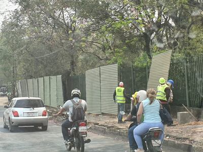 Obreros trabajando en el Jardín Botánico hoy.
