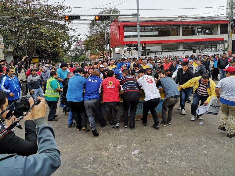 Incidentes frente a la Municipalidad de Asunción durante la protesta de los taxistas.