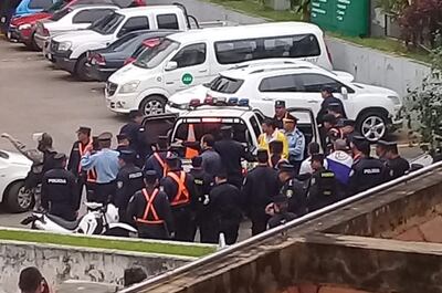 Momento en el que Arístides Morales y otros líderes del gremio de taxistas son llevados detenidos.