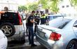 Efectivos de la Policía de Tránsito labran un acta por estacionamiento indebido de un conductor. El mismo en principio quiso huir del lugar.