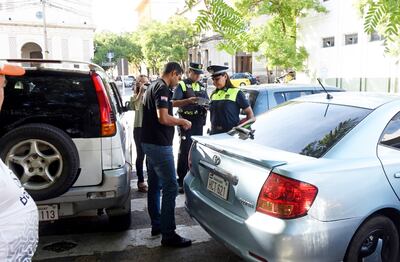 Efectivos de la Policía de Tránsito labran un acta por estacionamiento indebido de un conductor. El mismo en principio quiso huir del lugar.