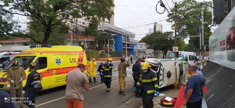 Choque entre una ambulancia de SEME y un vehículo deja siete heridos en Asunción.