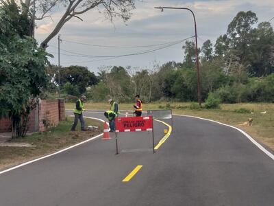 Personal municipal de Ayolas trabajando en una de las avenidas de la ciudad.