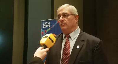 Mario Moccia en conversación con la colega.