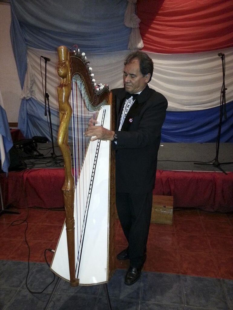 El arpista Rito Pedersen deleitará al público con sus exquisitas interpretaciones de la música paraguaya.