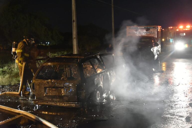 Choque frontal deja un herido y un vehículo incinerado