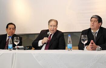 ramirez-zambonini-explica-la-importancia-de-las-misiones-de-observacion-electoral-en-los-comicios-del-21-de-abril-lo-acompanan-luis-a-mauro-izq-y-212337000000-519623.jpg