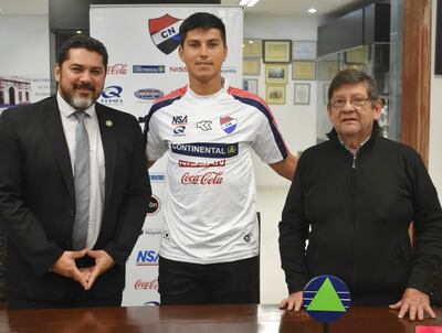 Samuel Catalino Cáceres, en compañía del presidente del club, Juan Carlos Galeano (d) y el directivo Douglas Martínez.