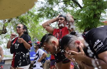 Hinchas de Colón se refrescan antes de ingresar a la Nueva Olla.