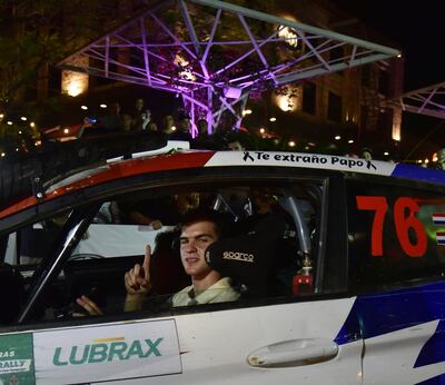 El Ford Fiesta R2T de Fabrizio Zaldívar cuando anoche bajaba de la rampa en la Plaza Moeity.