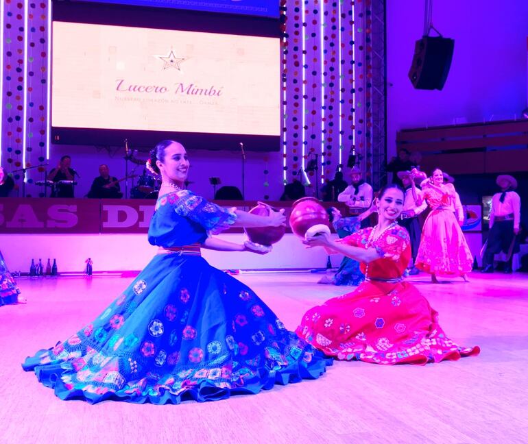 Danza paraguaya en evento peruano en Lima.