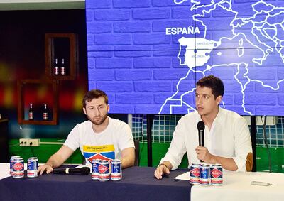 Tomás Sala, gerente de marca Pilsen (izq.), y Bruno Yuli, gerente de Marketing, hicieron ayer el anuncio de la primera exportación.