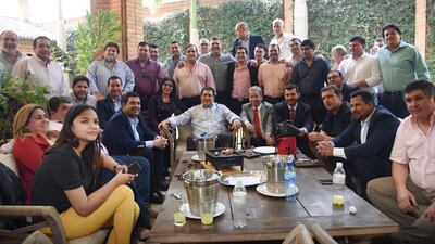 Diputados abdistas y cartistas y el vicepresidente Hugo Velázquez posan con el exmandatario Horacio Cartes en la residencia de este último. El presidente Mario Abdo Benítez le cedió el poder al exjefe de Estado a cambio de “sepultar” el juicio político.