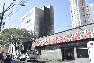 El incendio se originó en transformadores de la Ande y estuvo a punto de afectar el edificio de Senasa y a un comercio ubicado también a lado.