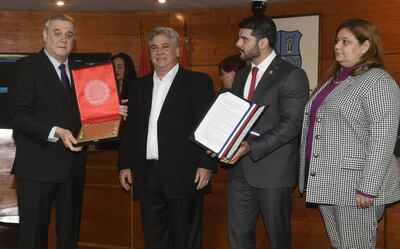 El Dr. Rolando Alarcón Ríos (i), junto a los concejales de la Junta Municipal, Orlando Fiorotto, Óscar Rodríguez y Rosana Rolón, durante el realizado ayer.