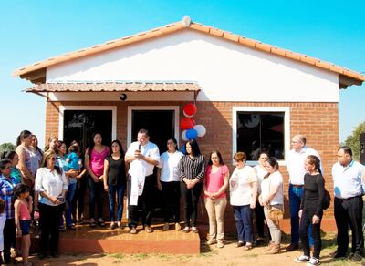 La bendición de las viviendas estuvo a cargo del párroco de San Miguel, Misiones, presbítero Mario Núñez (c).