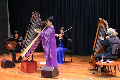 El grupo Ysando junto con la arpista Lucía Shiomitsu en el auditorio de la UNAE.