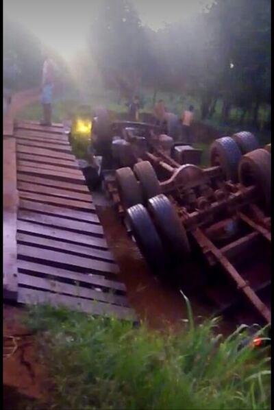 Camión cae a arroyo con 22.000 kilos de soja al ceder un puente