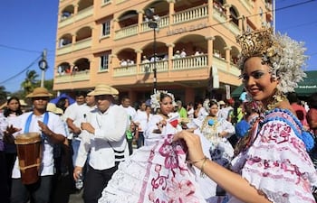 miles-de-panamenos-honraron-su-tradicional-pollera-en-un-desfile-popular-12408000000-506185.jpg