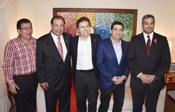 de-izq-a-der-nicanor-duarte-frutos-juan-afara-luis-castiglioni-hugo-velazquez-y-mario-abdo-benitez-en-la-primera-reunion-de-la-disidencia-lleva-214336000000-1590849.jpg