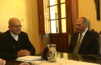 ronald-a-rasband-der-y-el-arzobispo-mons-edmundo-valenzuela-izq-dialogan-en-la-curia-metropolitana--193835000000-1524418.jpg