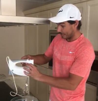 Rafael Nadal luchando con la batidora en su cocina.