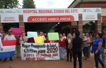 Los manifestantes exigen que los parlamentarios cobren menos.