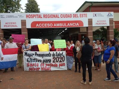 Los manifestantes exigen que los parlamentarios cobren menos.